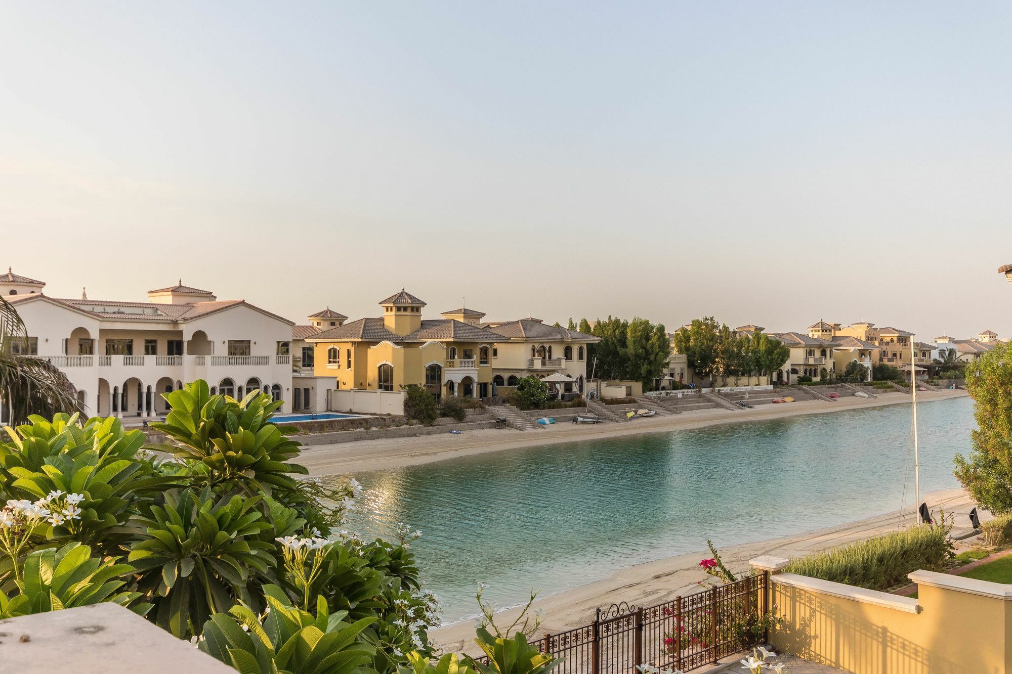 Yanjoon Holiday Homes - Palm Jumeirah Frond A Villas دبي المظهر الخارجي الصورة