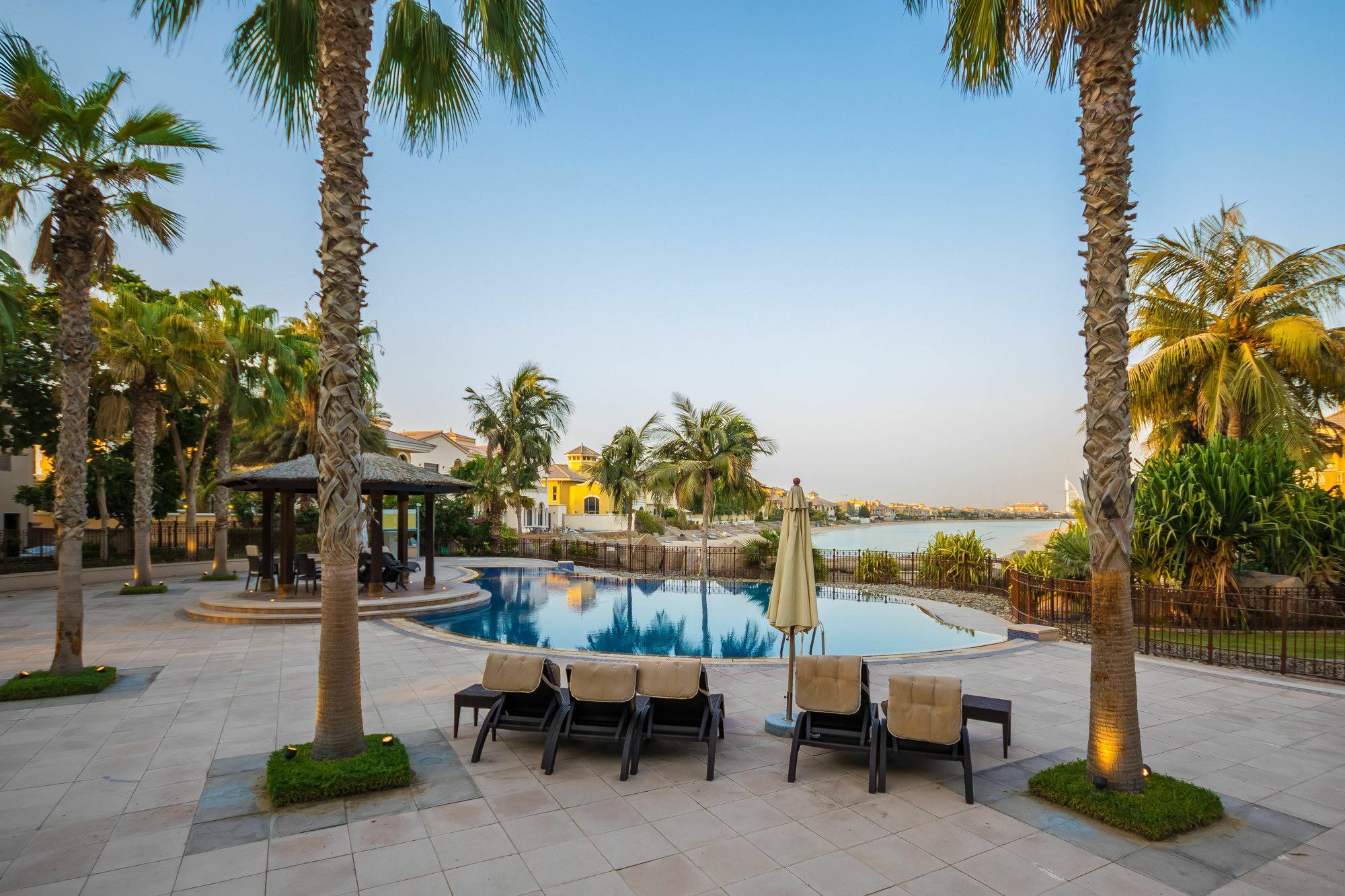 Yanjoon Holiday Homes - Palm Jumeirah Frond A Villas دبي المظهر الخارجي الصورة